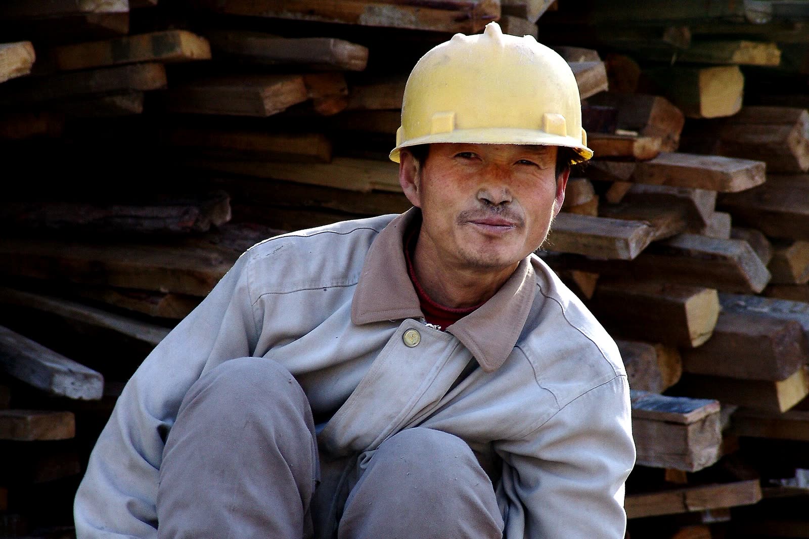 Mitarbeiter von DAG Reinigung in Arbeitskleidung mit Helm