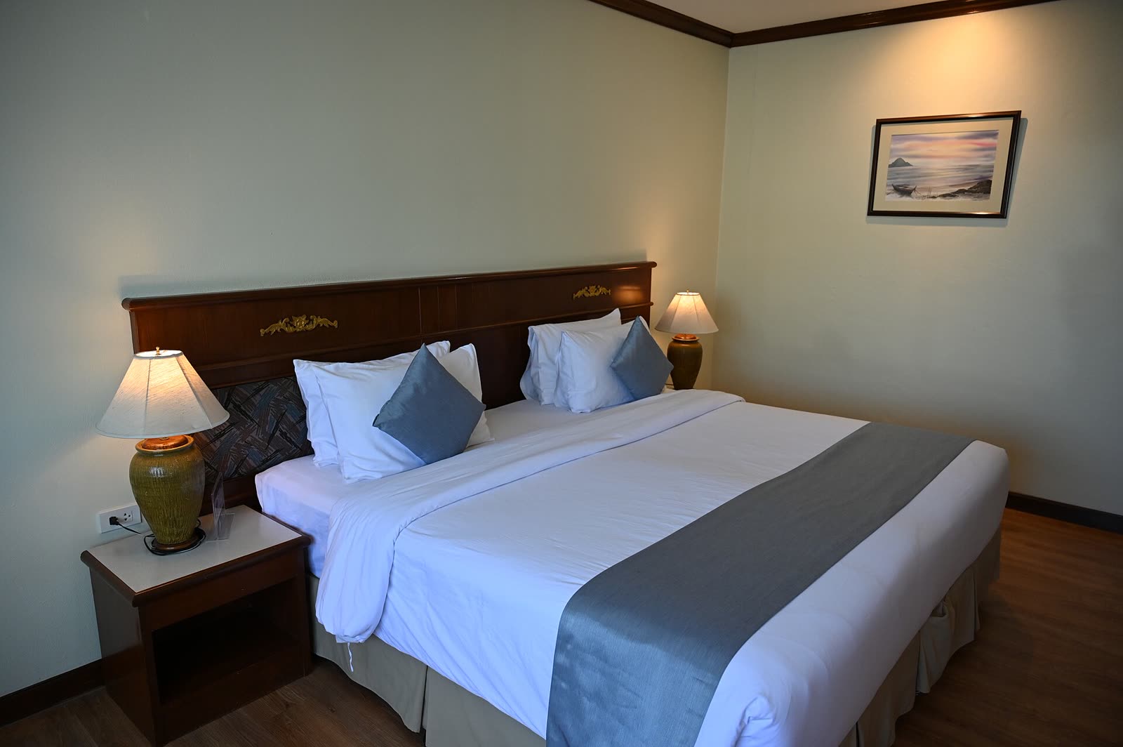 Hotelzimmer mit frisch bezogenem Bett