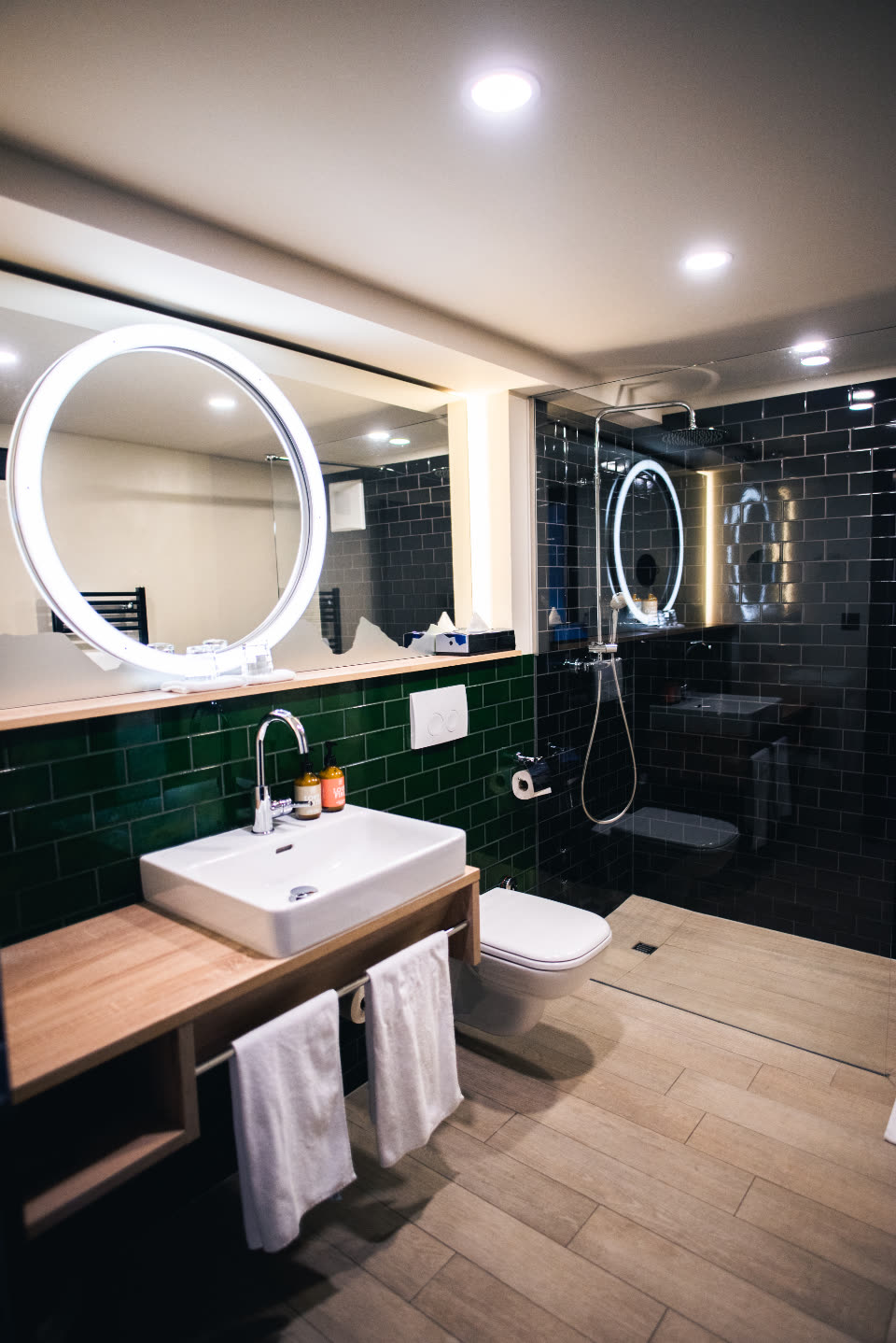 Modernes Badezimmer mit dunklen Fliesen und sauberem Waschbecken